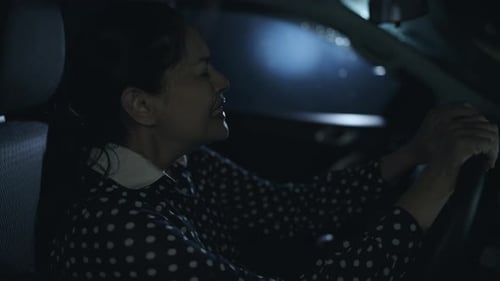Mujer llorando en el coche, expresión emocional, triste y llorando en el coche, triste