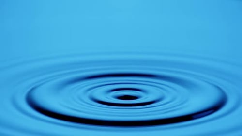 Wassertropfen fallen und spritzen in Zeitlupe