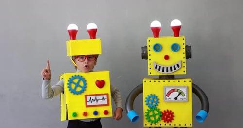 Glückliches Kind, das Spielzeugroboter trägt. Lustiges Kind, das zu Hause spielt