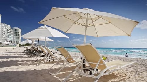 Karibischer Strand mit Sonnenschirmen und Sonnenliegen Tropischer Urlaub