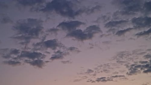 Sonnenaufgangswolken im Zeitraffer — 4K
