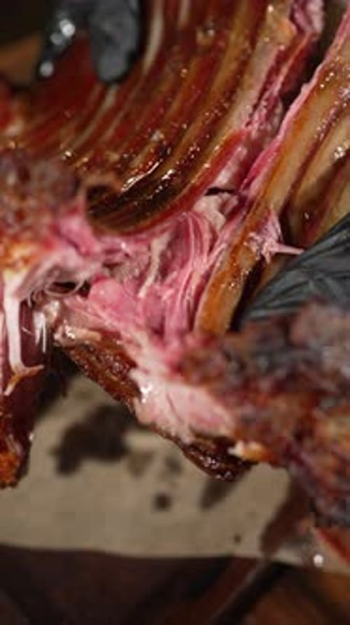 Côtes rôties juteuses, gros plan, gros plan, de côtes grillées sur un feu ouvert dans une sauce barbecue sucrée