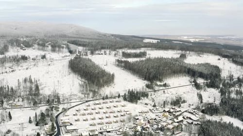 L'hiver dans le parc national du Harz. Vue aérienne par drone du village idyllique de Schierke au fond