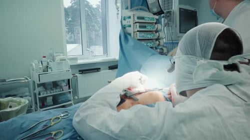 Chirurg und Anästhesist arbeiten an einer Herzoperation