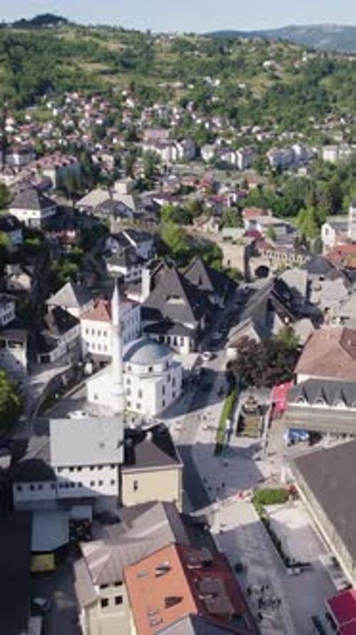 La
mosquée Esma Sultana domine le paysage urbain de Jajce en Bosnie-Herzégovine. Vidéo aérienne verticale