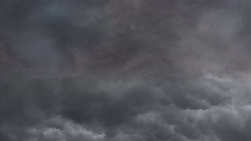 Gewitter dramatisch Wolkenverhältnisse in dunklen, dichten Wolken.