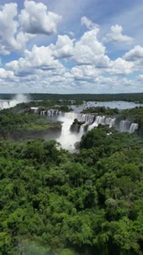 Vue aérienne des chutes d'Iguazu, site touristique de Foz do Iguacu, au Brésil et de Misiones, en Argentine.