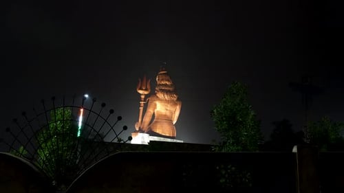 vue arrière de la statue isolée du dieu hindou Shiva la nuit sous un angle différent. L'image est prise à St.