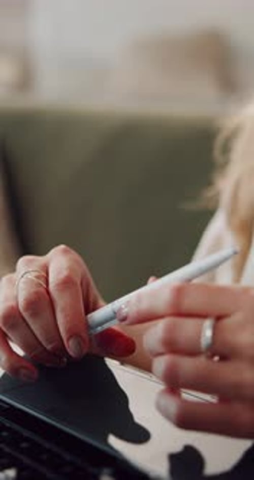 Laptop, caneta ou ponteiros para escrever on-line, inserir esboços ou caneta eletrônica para edição criativa