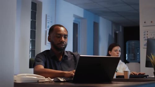 Porträt eines disruptiven lächelnden CEO beim Surfen im Internet auf einem Laptop