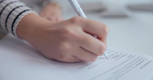 Person, Hände und Unterschrift auf der Urkunde im Amt zur berufsrechtlichen Vereinbarung