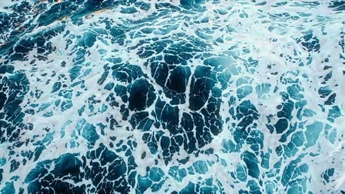Des vagues océaniques époustouflantes et captivantes avec de magnifiques teintes turquoises et une mousse blanche douce