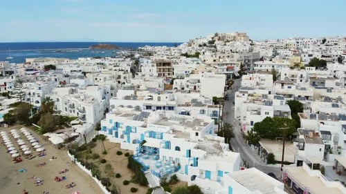 Vue aérienne des maisons de ville de Naxos et de la côte par une belle journée, images prises par drone sur l'île grecque