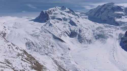 Vista aérea da estação de esqui de Zermatt com Matterhorn e Gornergrat