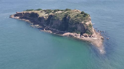 Die natürliche Landschaft abgelegener Inseln im Meer