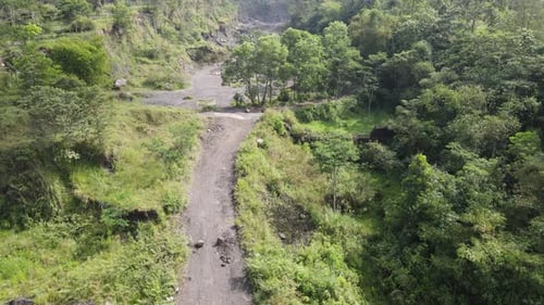 Lufttal des Tropenwaldes, Berges in Indonesien