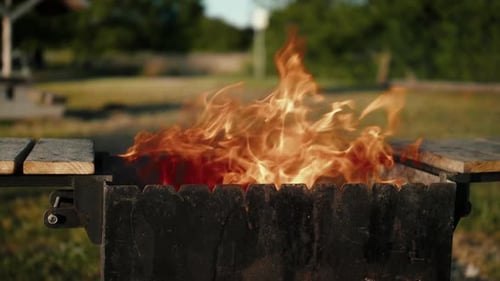 Der Mangal brennt in Flammen, lebendige Flammen springen und flackern und sorgen so für ein Spektakel