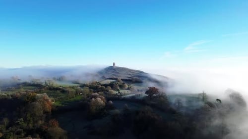 brouillard à basse altitude autour de Glastonbury Tor