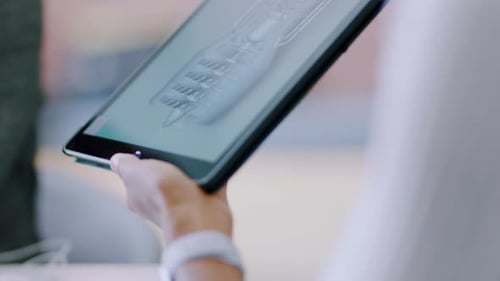 Mains d'hommes d'affaires, tablette et prototype technique d'un projet de turbine
