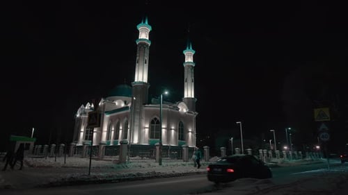 Wunderschöne Moschee mit Minaretten und Kuppel an der verschneiten Nachtstraße