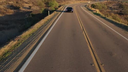 Autofahren auf der Autobahn bei Sonnenuntergang
