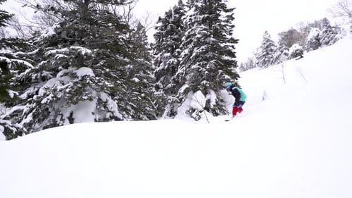 SLOWMO-Snowboarder geht über einen Sprung und schnappt sich sein Board