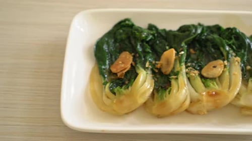 repolho chinês para bebês com molho de ostra e alho - estilo de comida asiática