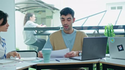 Junge Leute diskutieren über Arbeit an einem Geschäftstreffen im Büro