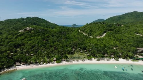 Tropische Bucht mit grünen Hügeln und türkisfarbenem Wasser, Koh Tao, Thailand