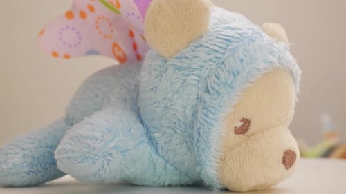 Nahaufnahme eines musikalischen Babymobils mit Teddybären zum Spinnen von Neugeborenen