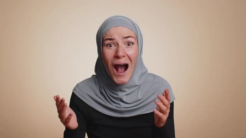 Une femme émerveillée excitée regarde la caméra aux grands yeux choquée par une victoire soudaine Wow Emotion