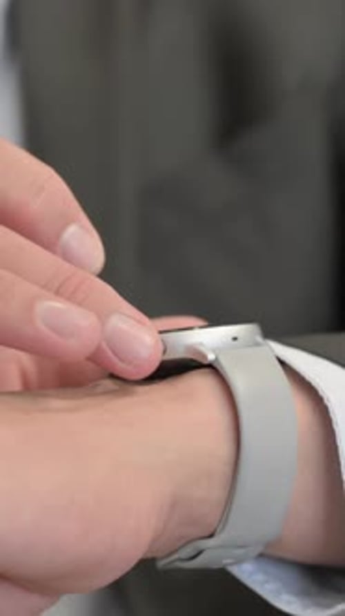 Nahaufnahme eines Geschäftsmannes mit Smartwatch, vertikal