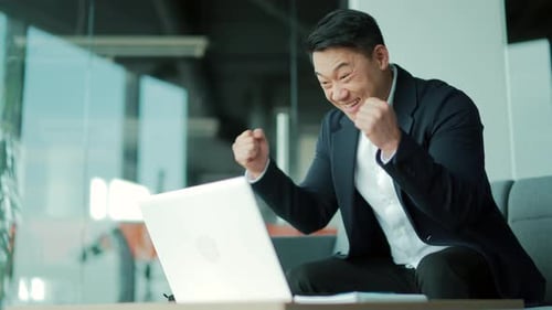 Erstaunter asiatischer männlicher professioneller Gewinner, der sich über eine neue Stellenausschreibung freut, Prämienbonus,