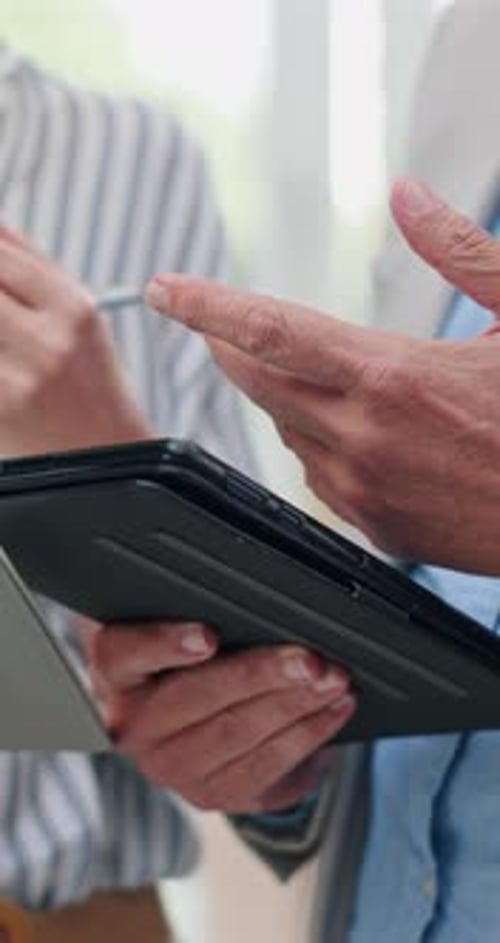 Empresarios, manos a la obra o investigan con una tableta para actualizar el software, diseñar la interfaz de usuario o la experiencia de usuario en la oficina