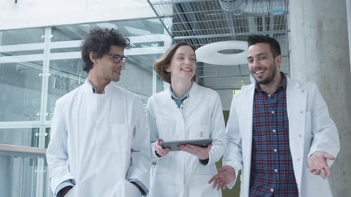 Grupo de estudantes da Faculdade de Medicina se reúne no corredor da faculdade. Olhando para o computador tablet. Ha