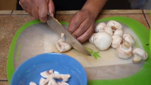 Frische Champignons in Scheiben schneiden für ein hausgemachtes, vegetarisches Rezept — Zeitlupe