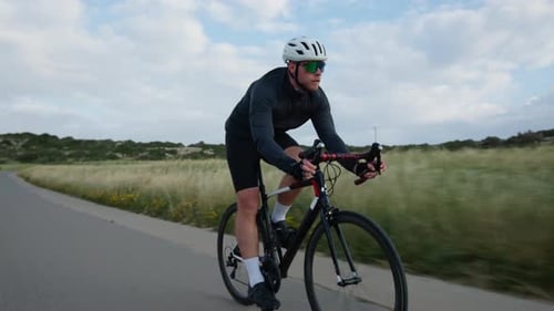 Radfahrer radelt beim Outdoor-Training in wunderschöner Naturlandschaft