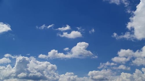 Blauer Himmel mit flauschigen weißen Wolken