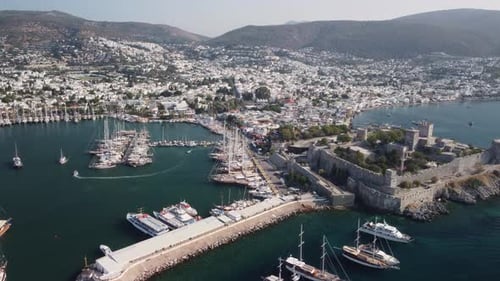 Fantastische Luftaufnahme der Burg von Bodrum und des Yachthafens von Bodrum, Türkei