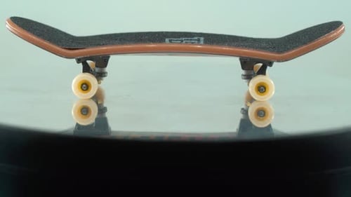 Eine wunderschöne detaillierte Nahaufnahme eines Mini-Skateboards, winzige weiße Räder, Griffbrett auf einem glänzenden S