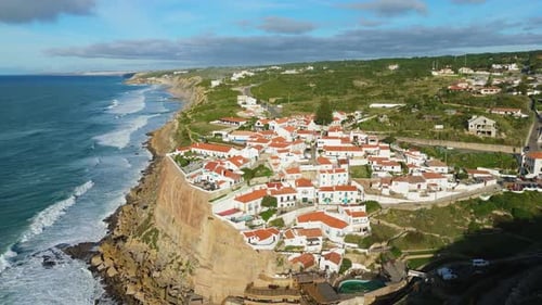 Vista aérea del pueblo de Azenhas Do Mar en un día soleado, Océano Atlántico, Portugal