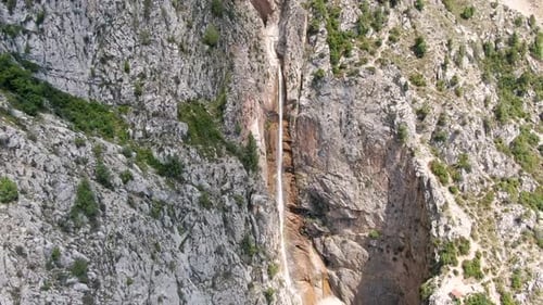 Vue aérienne Ralenti de la cascade de montagne