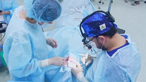 der Chirurg führt eine Operation durch