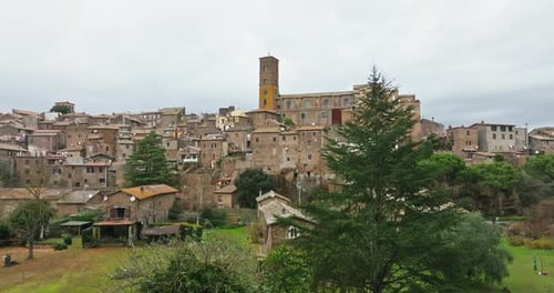 Luftaufnahme Stadtbild Sutri Italien Eine wunderschöne Altstadt mit Steinhäusern
