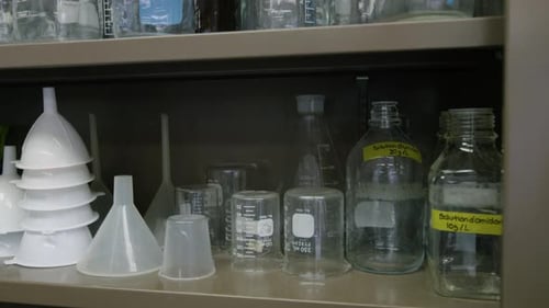 Rangement de verrerie de laboratoire 1