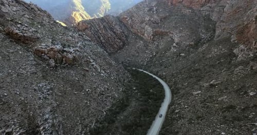 Natur, Freiheit und Drohnenblick auf eine Bergstraße für Reisen, Urlaub oder Urlaubsreise