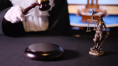El juez Striking Gavel pronuncia sentencia en la sala