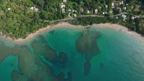 Wunderschöne Luftaufnahme der schimmernden Gewässer von Tropical Island