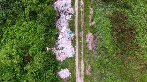 Vue aérienne par drone d'une décharge dans un espace extérieur naturel
