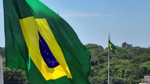 Zwei brasilianische Flaggen wehen im Wind (Vordergrund und Hintergrund, Teleobjektiv)